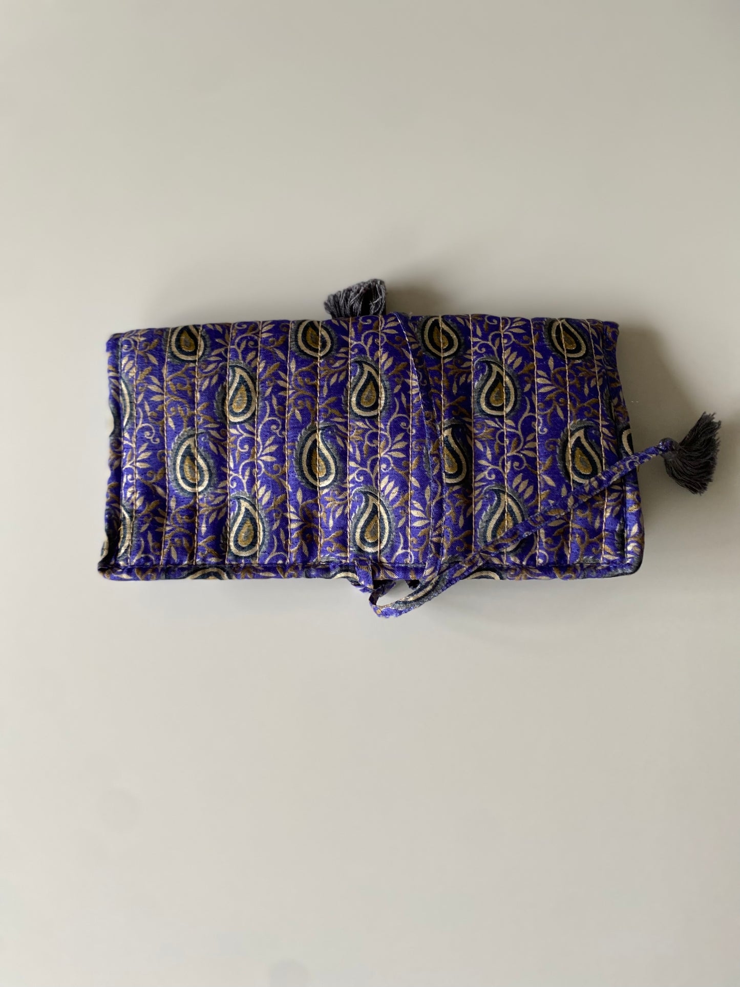 Pochette en sari recyclé violet et bleu fermée avec cordon de serrage