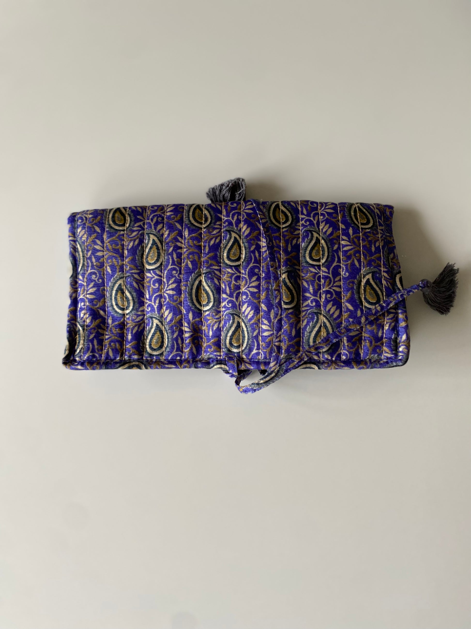 Pochette en sari recyclé violet et bleu fermée avec cordon de serrage