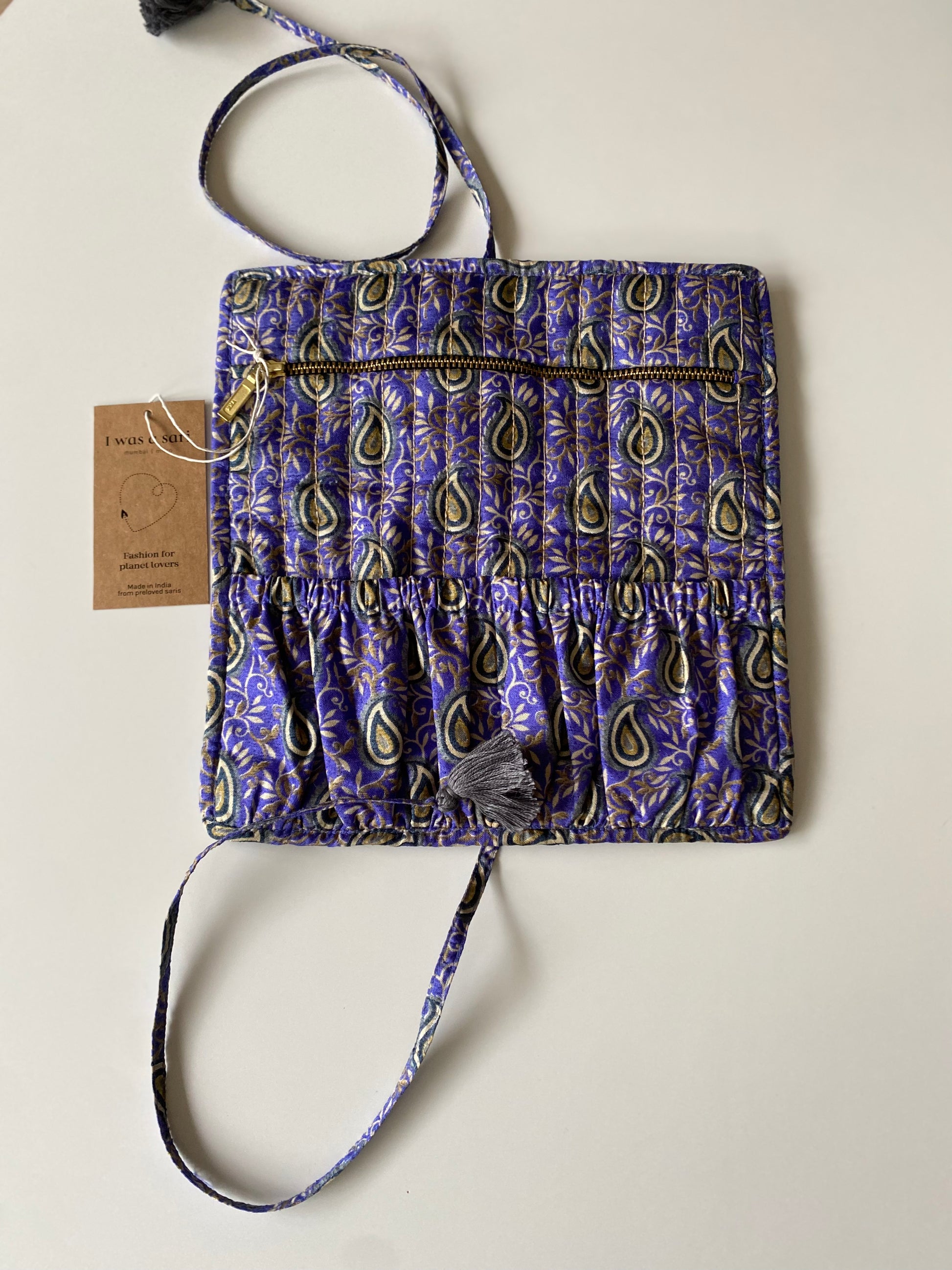 Pochette en sari recyclé ouverte pour ranger bijoux et accessoires