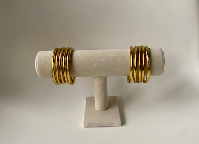 Goudkleurige boeddhistische jonc-armbanden met mantra – Ikita Paris