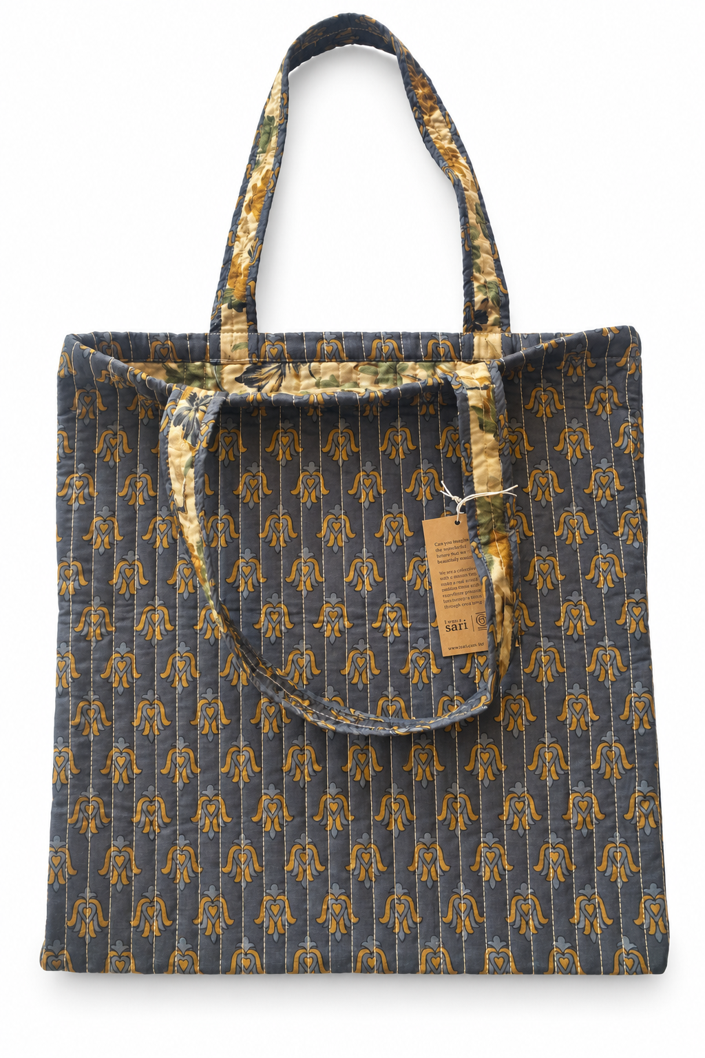 Vue d’ensemble du sac cabas en sari indien recyclé bleu, gris et ocre, anses déployées.