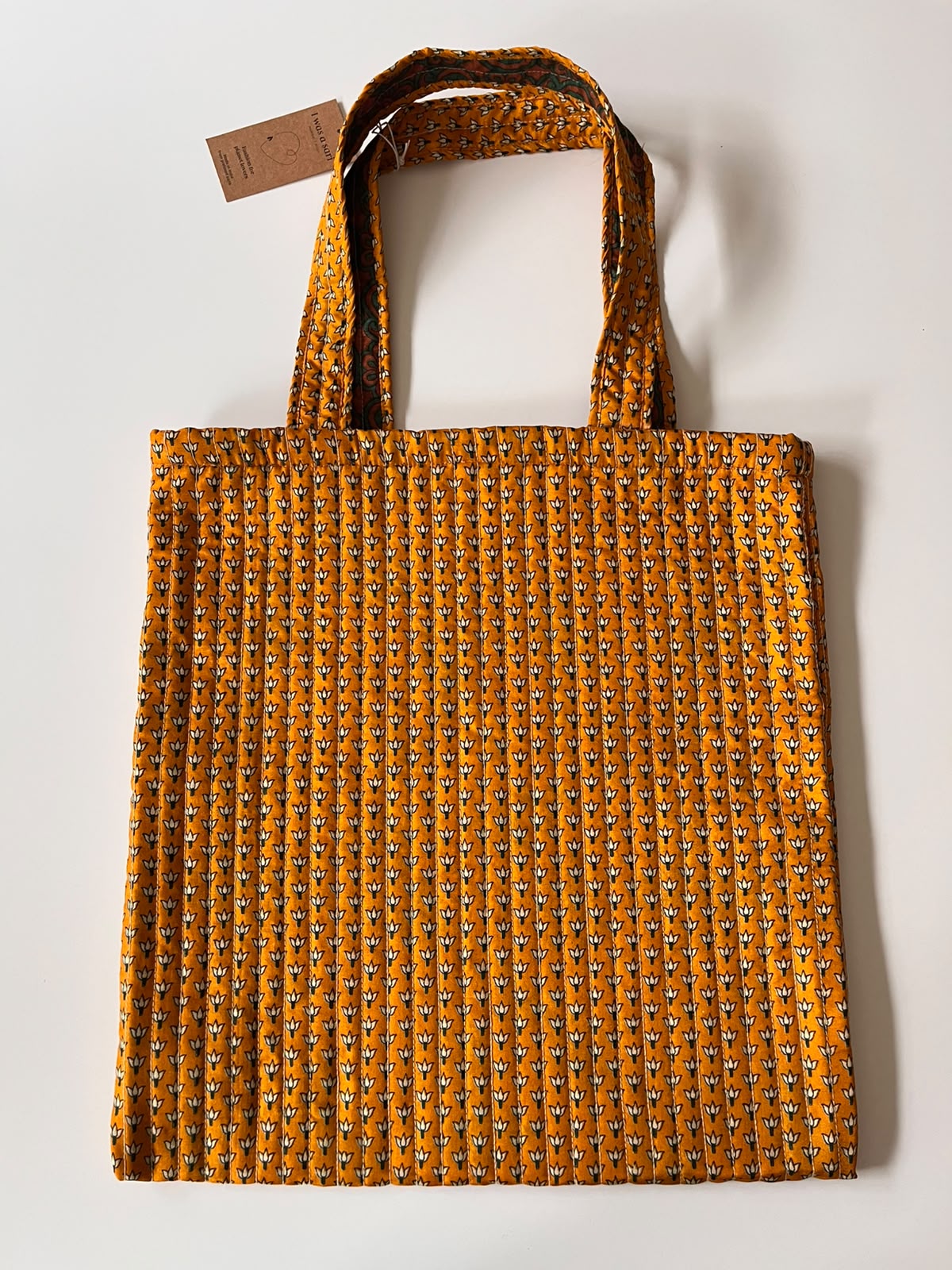 Sac cabas artisanal en sari recyclé ocre aux motifs tissés, pièce unique bohème chic.