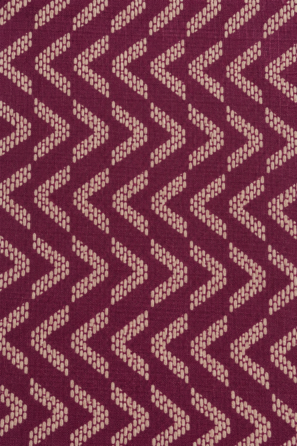 Détail du tissu du sac de yoga en sari indien recyclé bordeaux et beige, avec motifs géométriques.