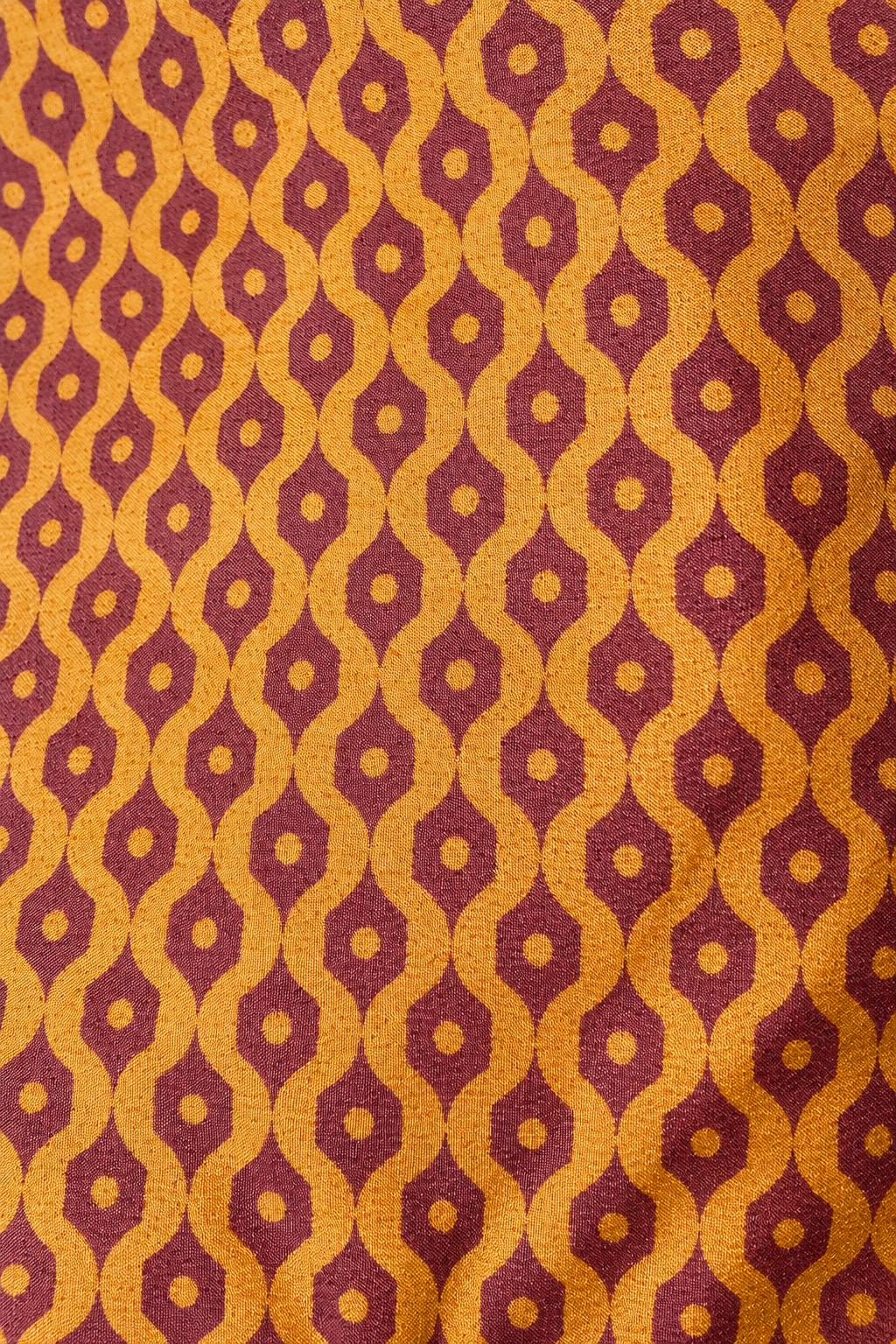 Détail du tissu à motifs géométriques orange et bordeaux du sac de yoga en sari indien recyclé.