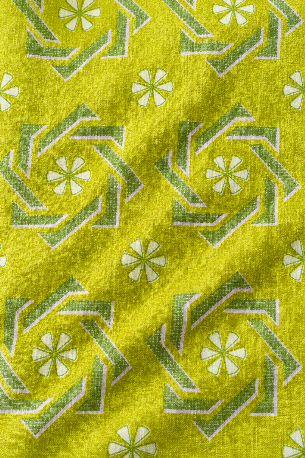 Détail du tissu jaune à motifs vert citron et blanc du sac de yoga en sari indien recyclé.