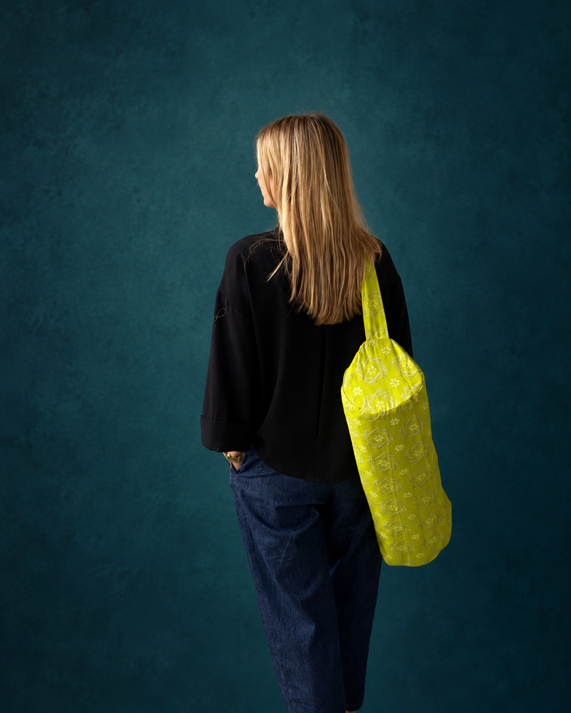 Femme portant dans le dos un sac de yoga en sari indien recyclé vert citron