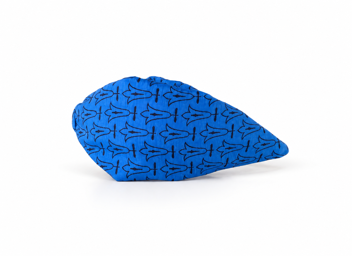 Serre-tête en sari recyclé bleu ciel à motifs – vue de profil