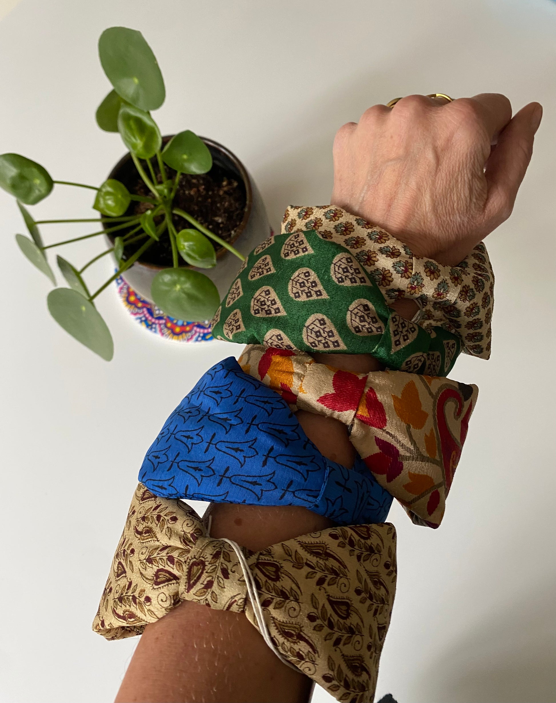 Serre-tête en sari recyclé écru et bordeaux – détail lifestyle