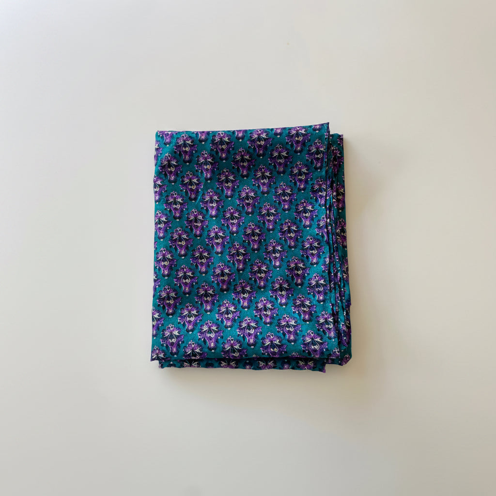 Tissu du paréo en sari recyclé bleu et violet à motifs floraux stylisés