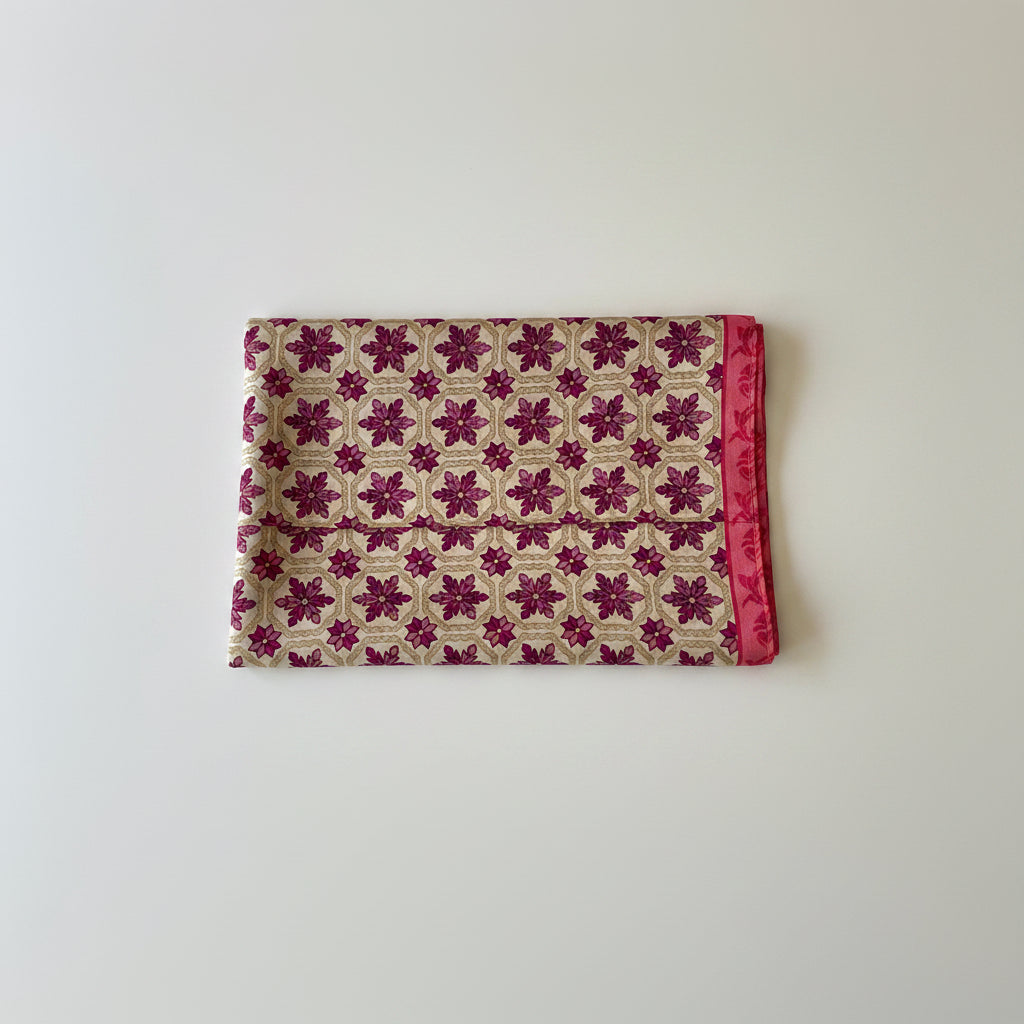 Tissu du paréo en sari recyclé aux motifs géométriques rose beige et violet