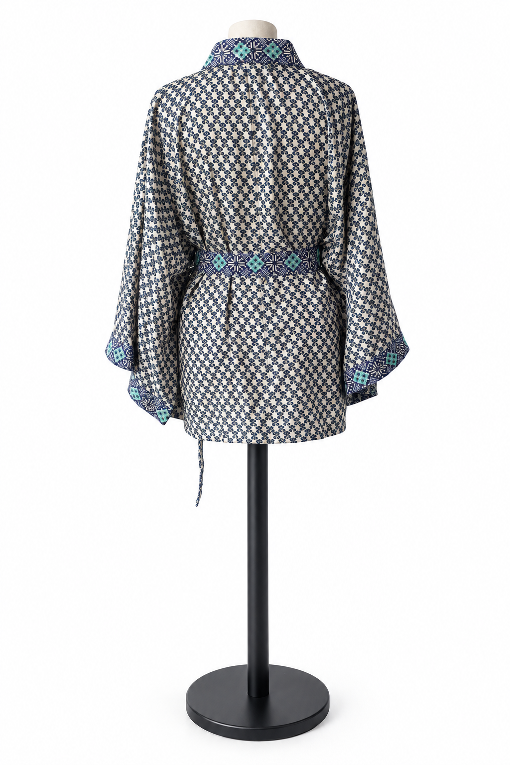 Veste kimono courte beige et bleu marine en sari recyclé, vue de dos
