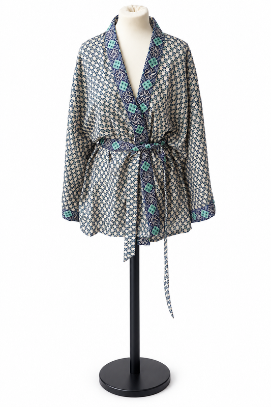 Veste kimono courte en sari indien recyclé beige bleu marine et turquoise, vue de face