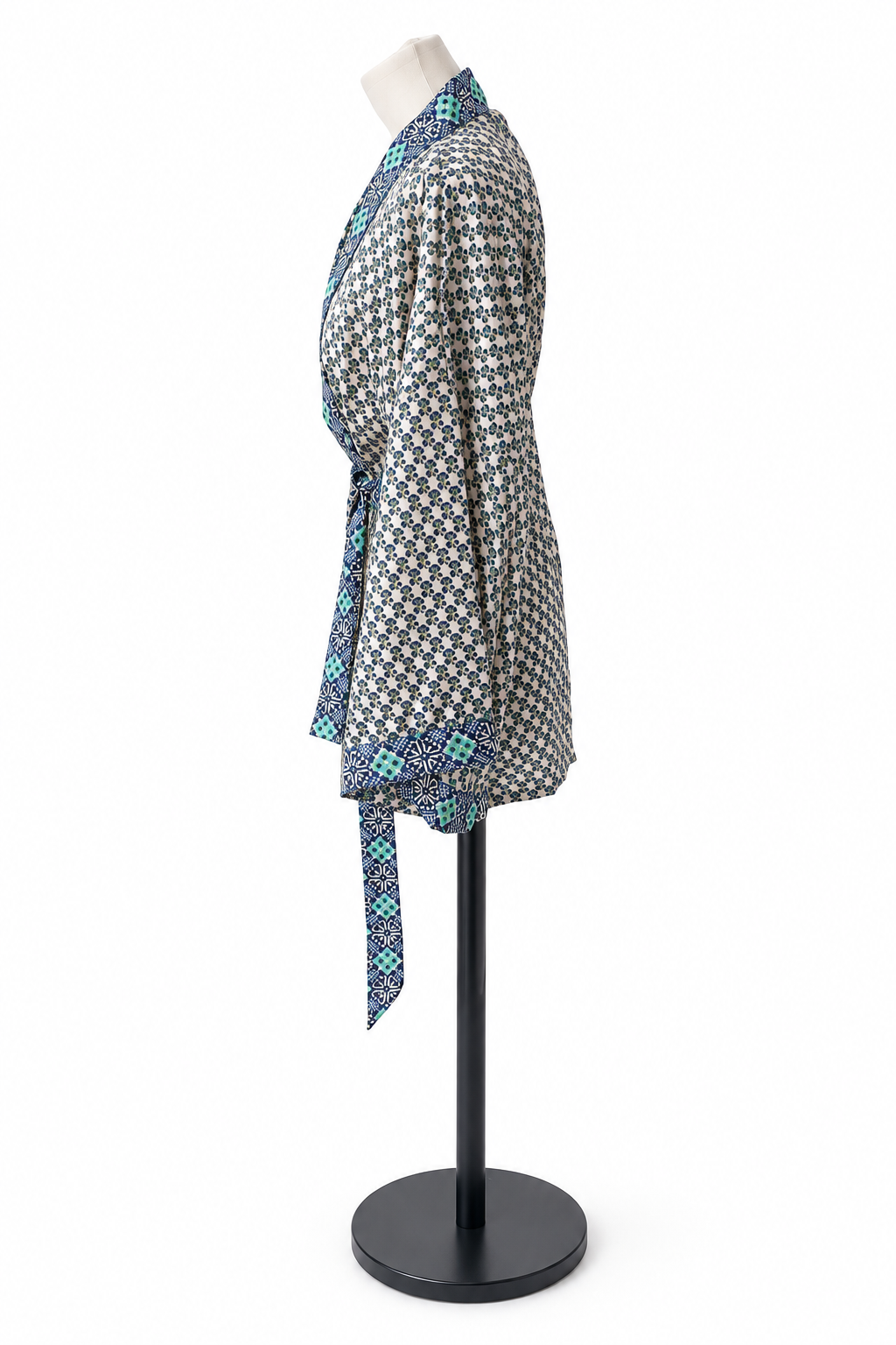 Veste kimono courte en sari indien recyclé beige bleu marine et turquoise, vue de profil