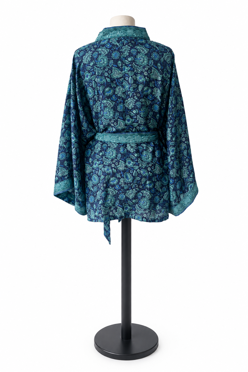 Veste kimono courte bleu nuit et vert pétrole en sari recyclé, vue de dos
