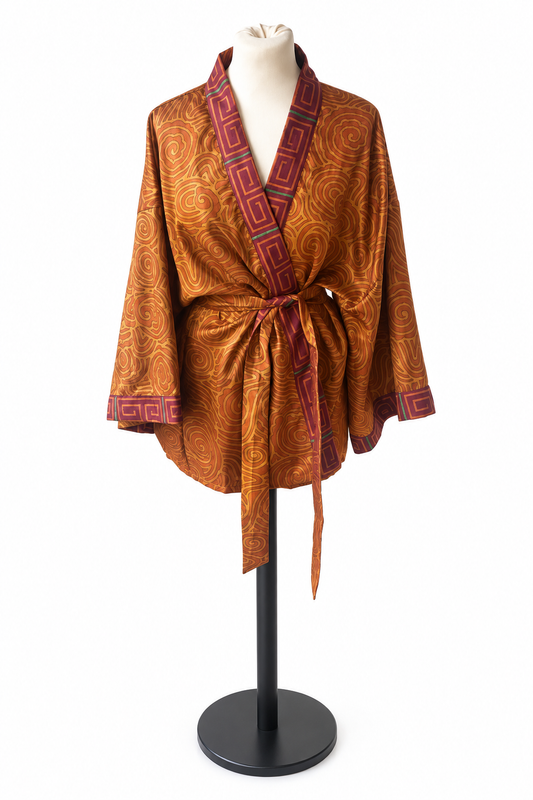 Veste kimono courte en sari indien recyclé terracotta et bordeaux, vue de face